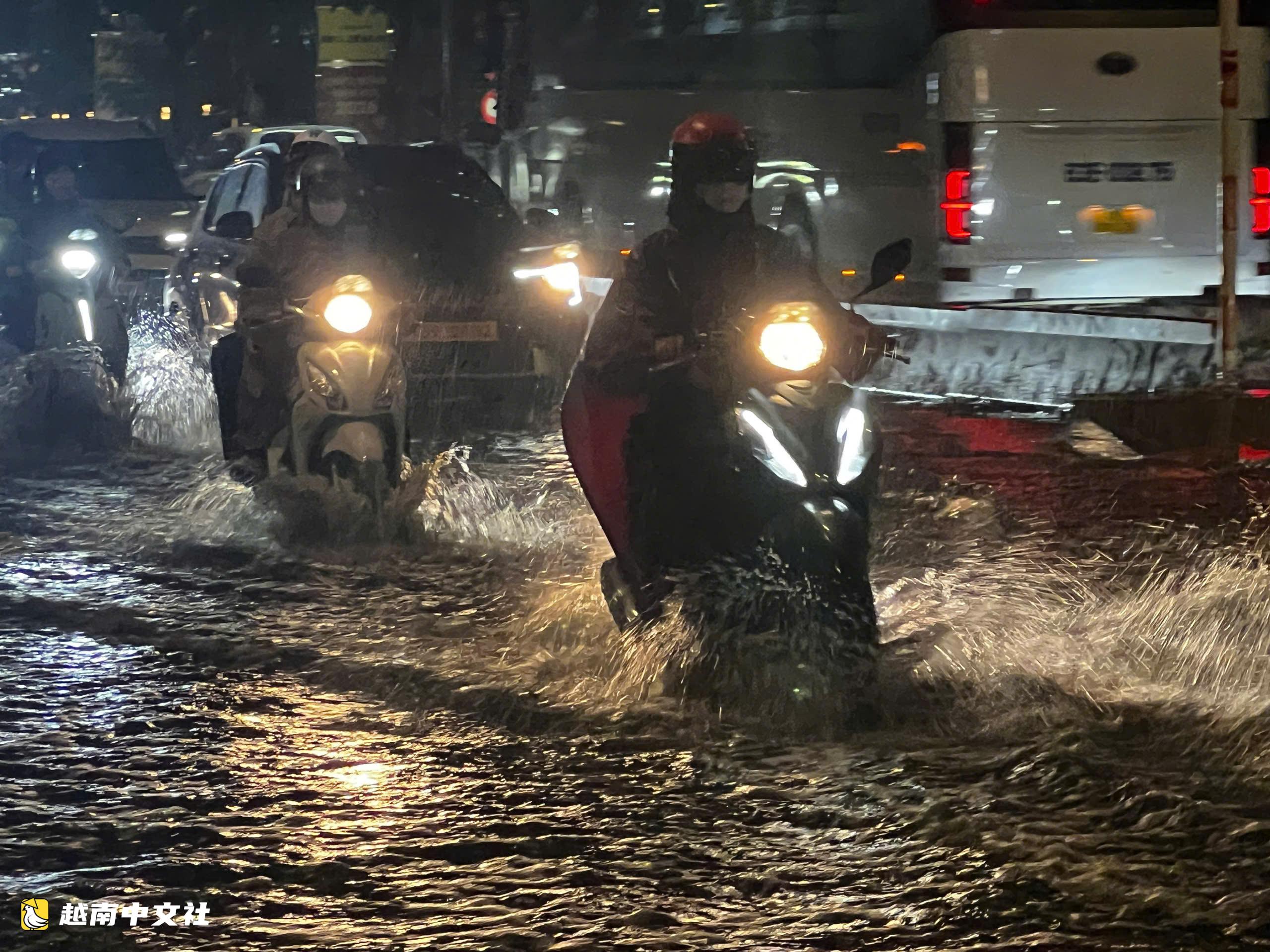 胡志明市多條道路暴雨後積水,安富立交地下通道未積水