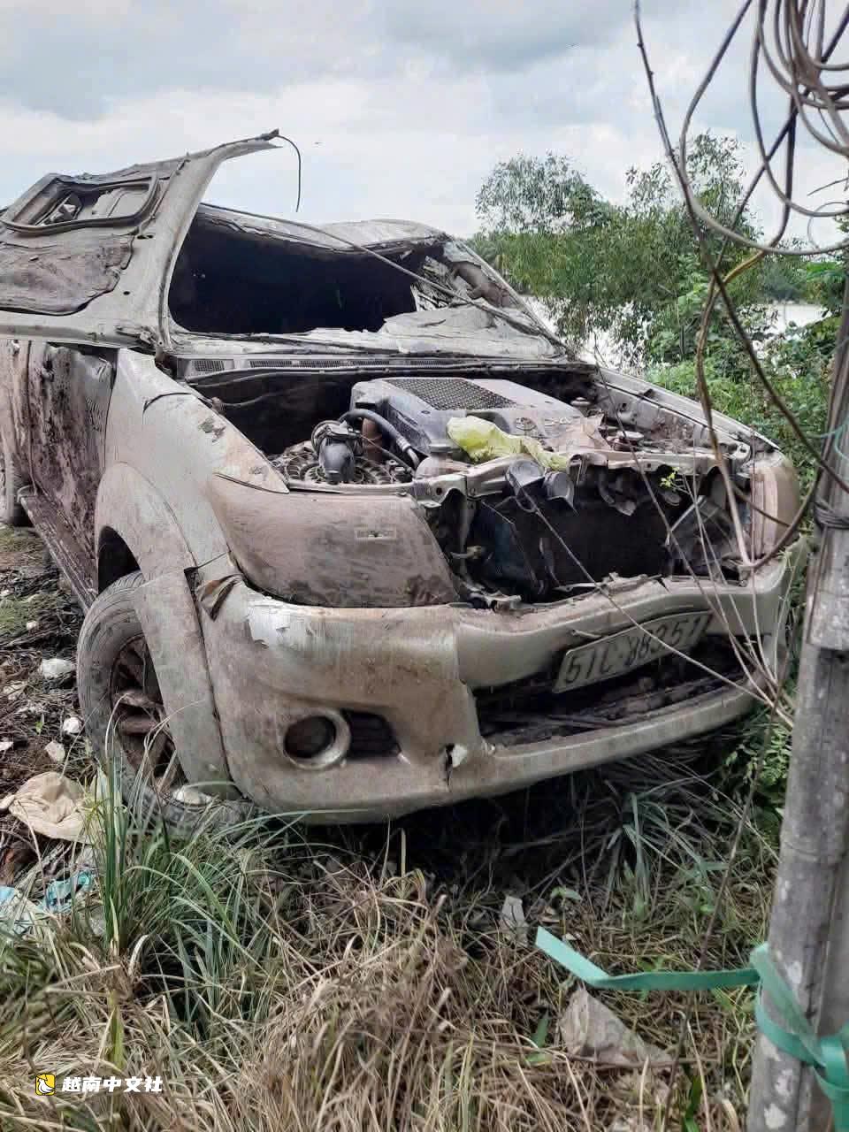 越南永隆省溝渠底皮卡車藏人骨案:車中3人外出討債,現金放在黑色公文包內