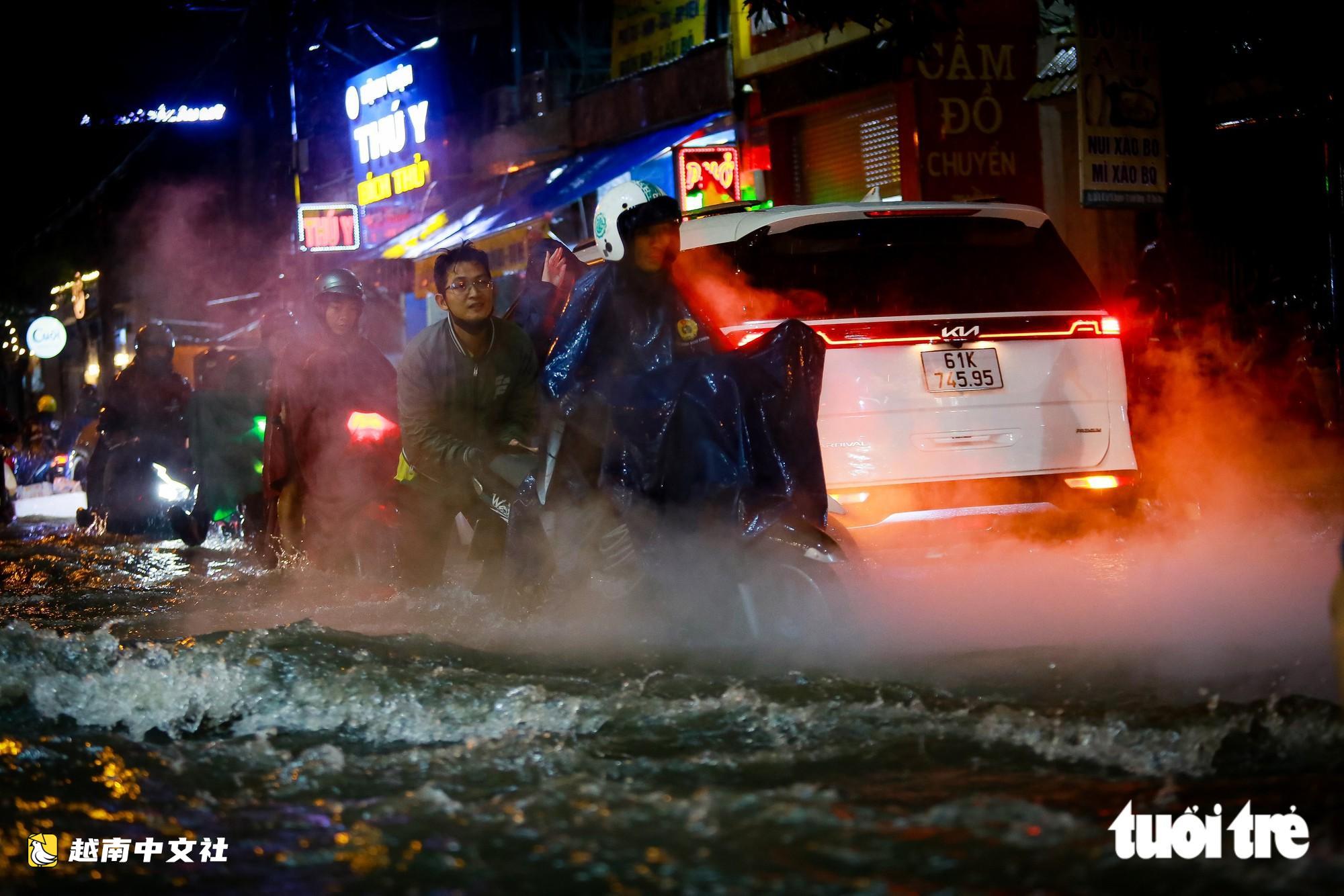 越南胡志明市降雨：水流如瀑布般洶湧，李濟川路上行人被衝倒