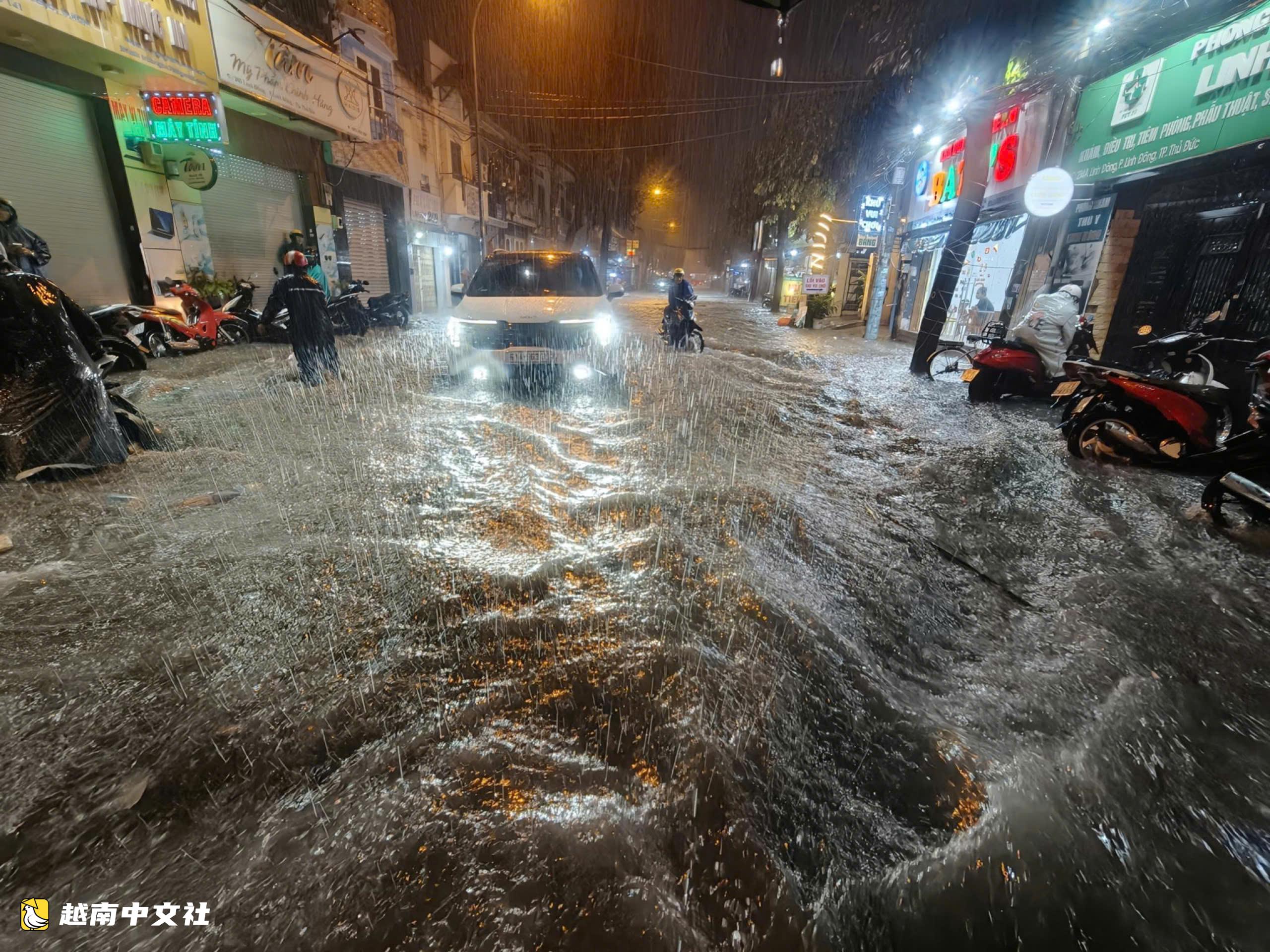 胡志明市多條道路暴雨後積水,安富立交地下通道未積水