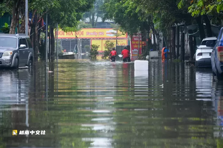 核實河內一名男學生疑似在經過積水路段時被水沖走失蹤的信息