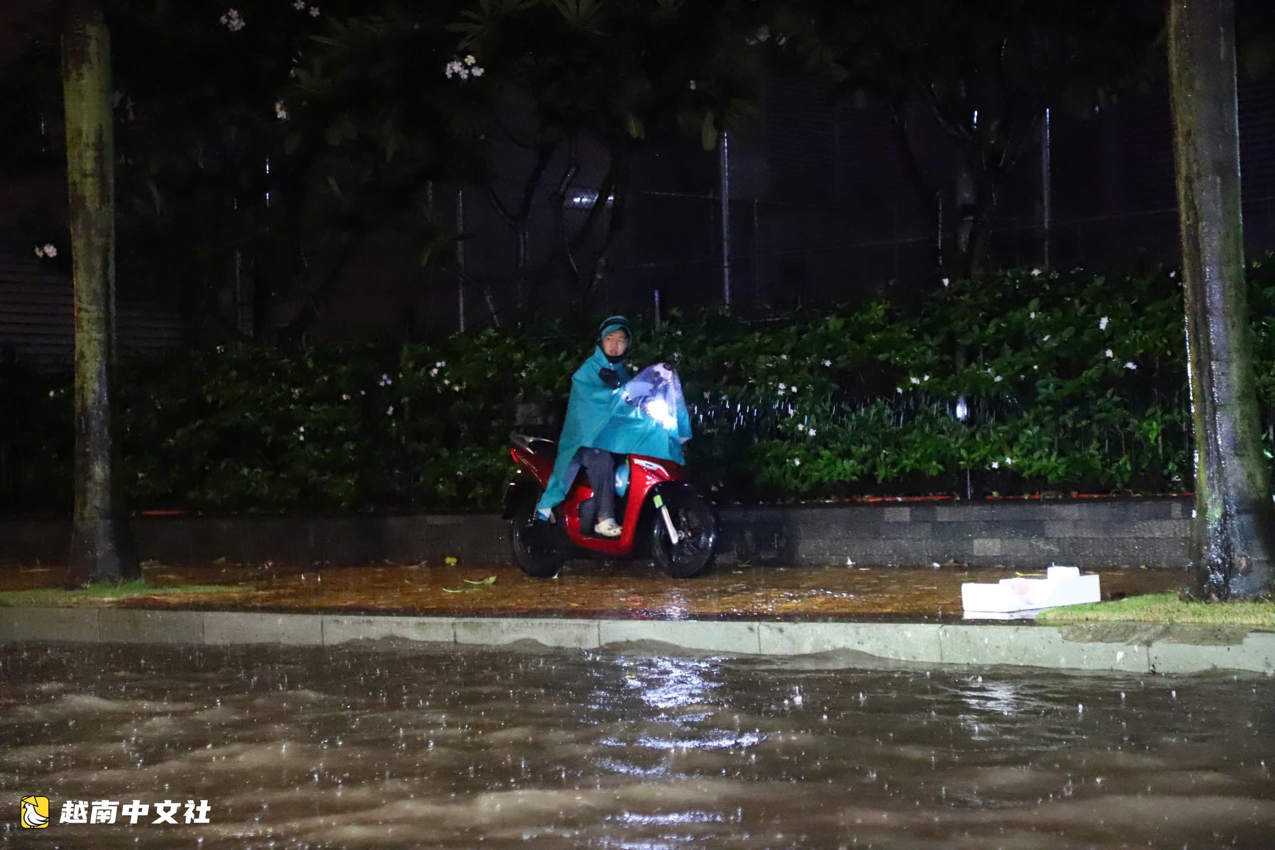胡志明市多條道路暴雨後積水,安富立交地下通道未積水