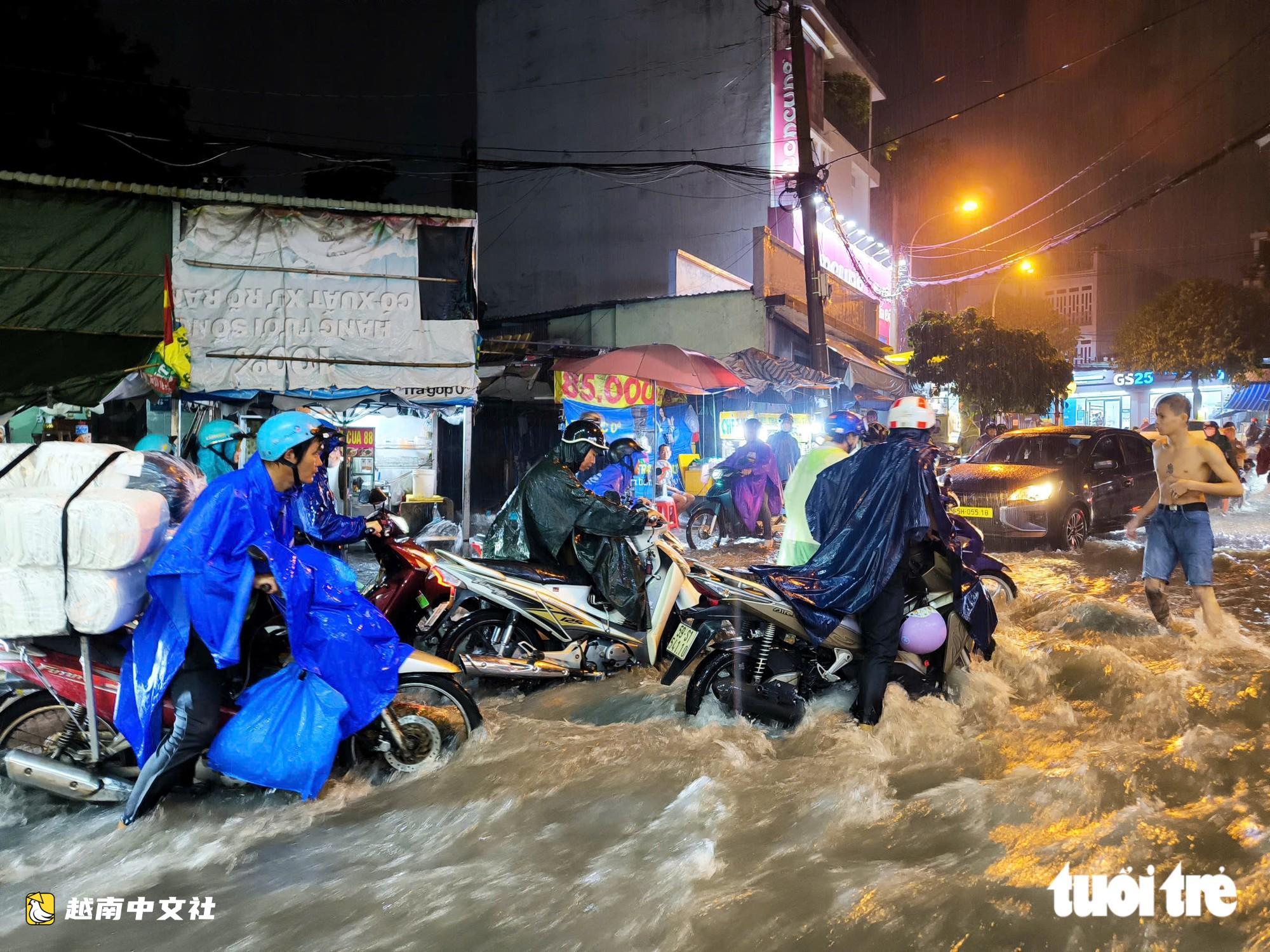 越南胡志明市降雨：水流如瀑布般洶湧，李濟川路上行人被衝倒