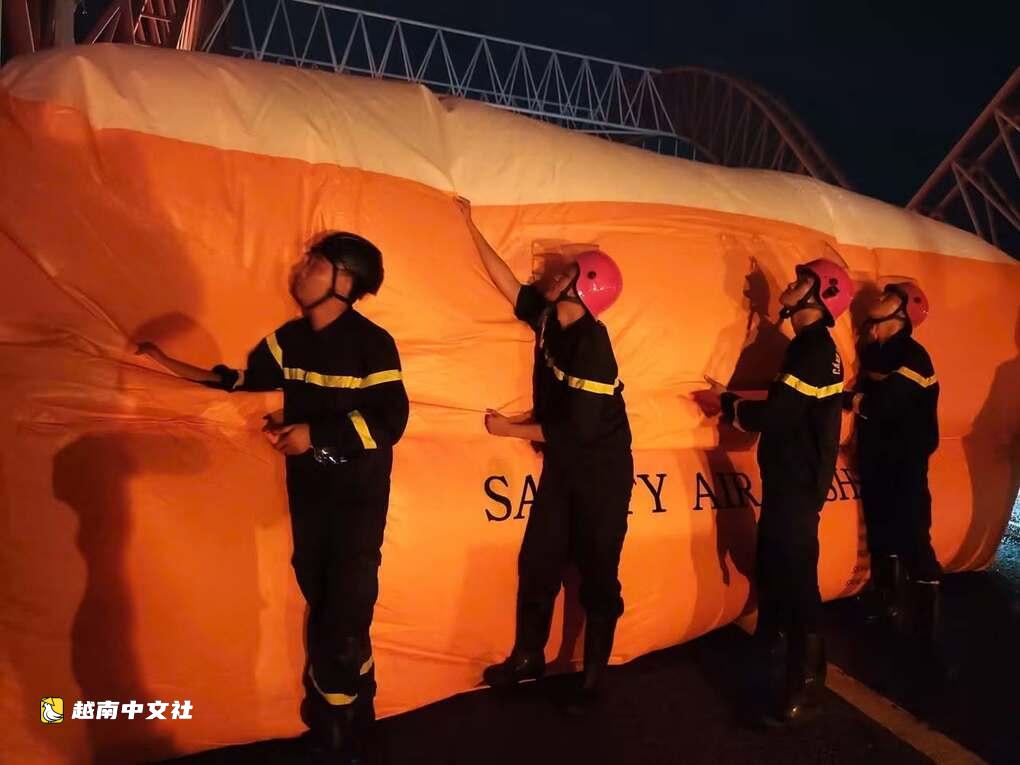 年輕男子爬上26米高的哥梅橋拱頂,頭頓門戶交通擁堵