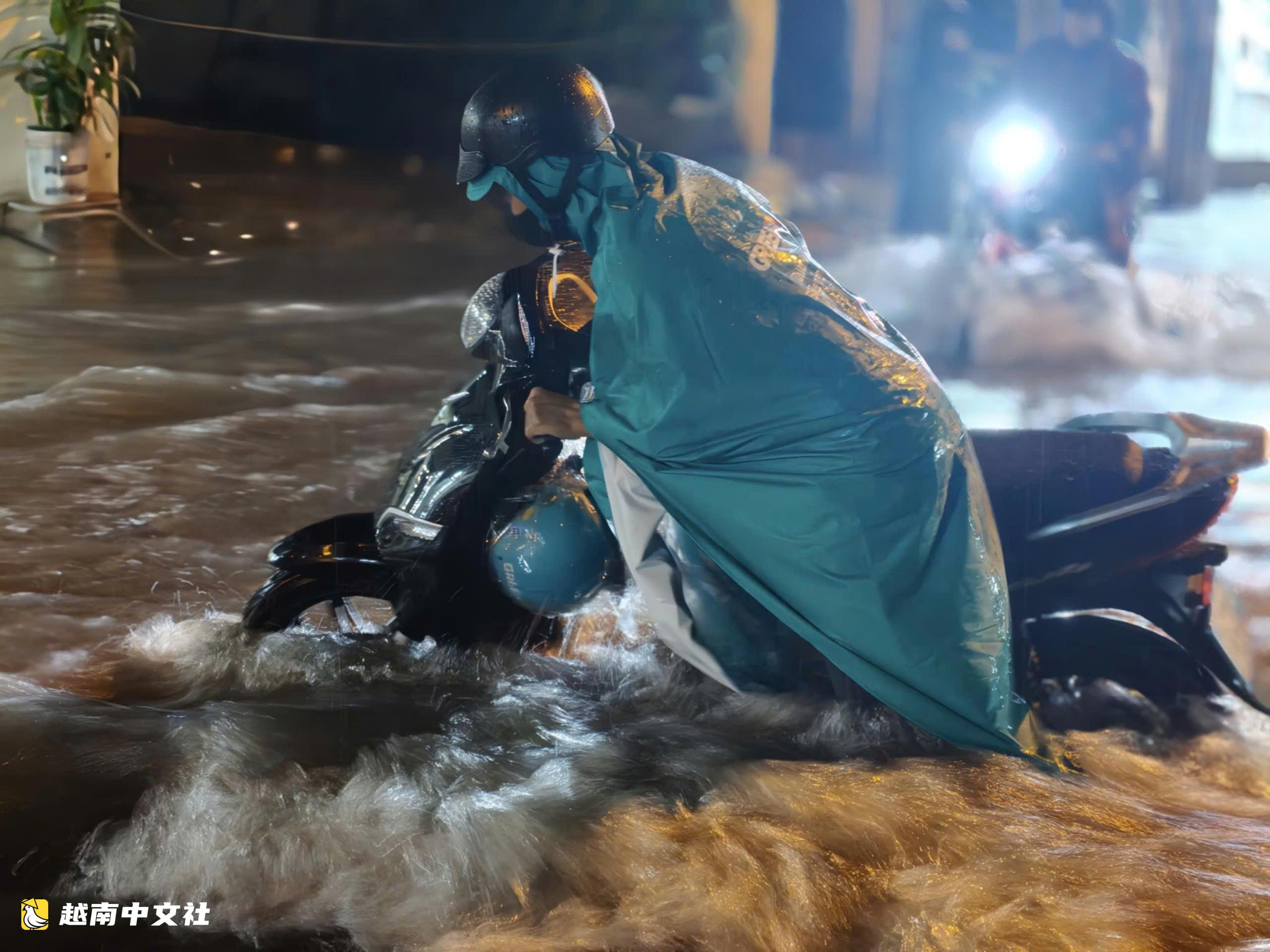 胡志明市多條道路暴雨後積水,安富立交地下通道未積水
