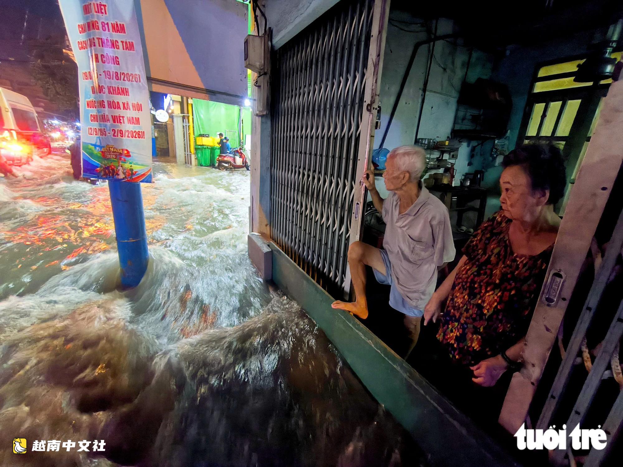 越南胡志明市降雨：水流如瀑布般洶湧，李濟川路上行人被衝倒