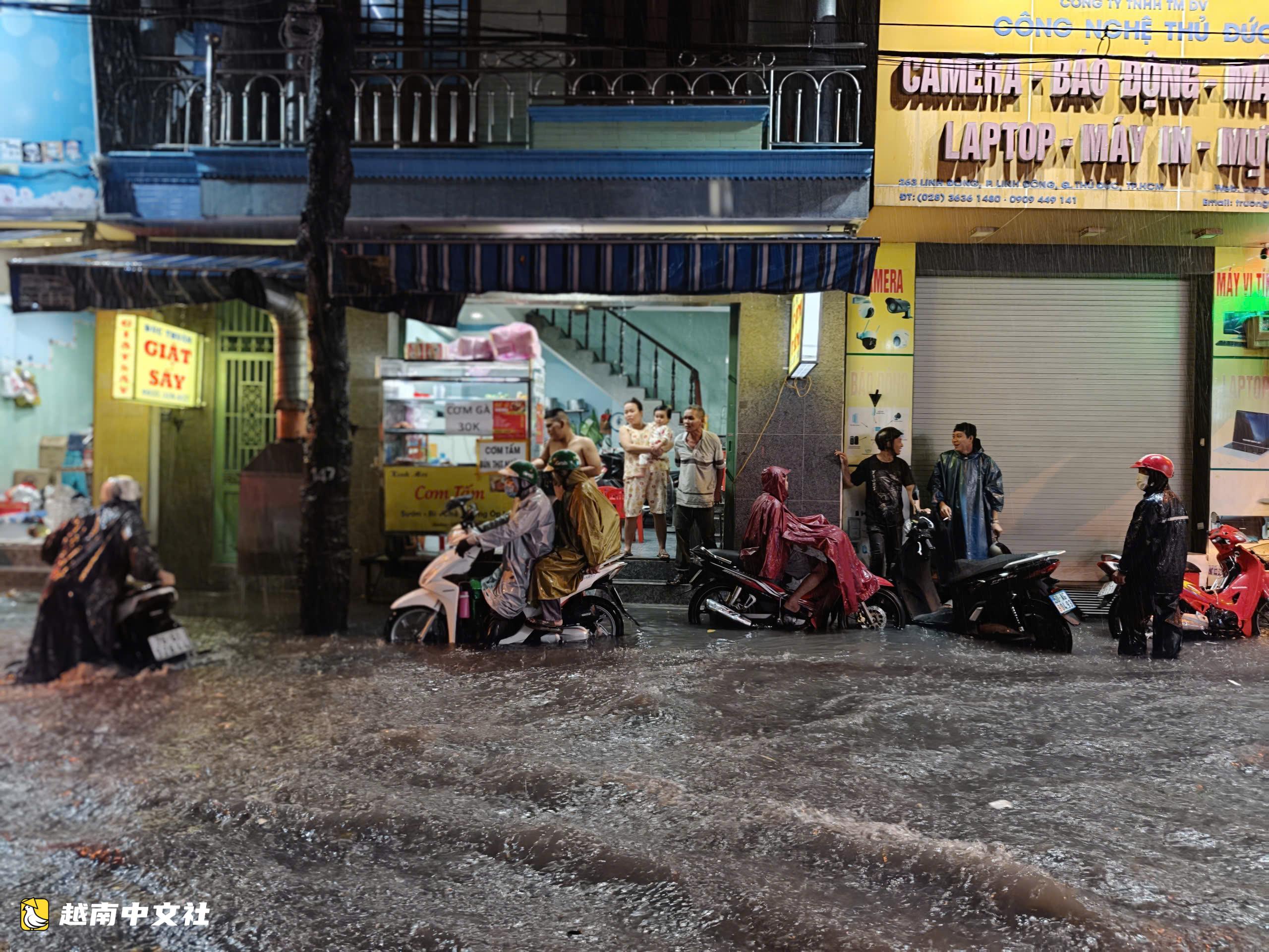 胡志明市多條道路暴雨後積水,安富立交地下通道未積水