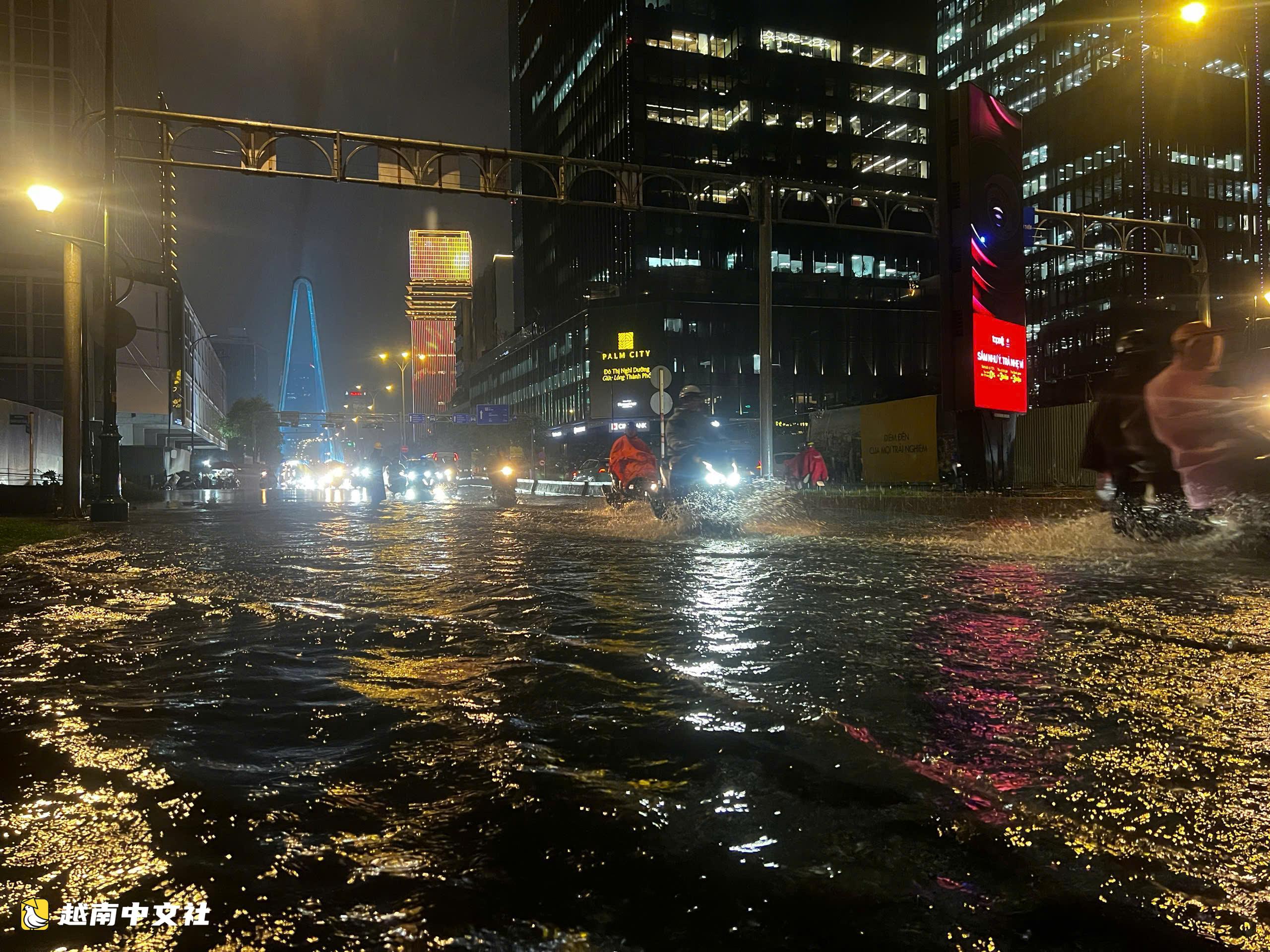胡志明市多條道路暴雨後積水,安富立交地下通道未積水