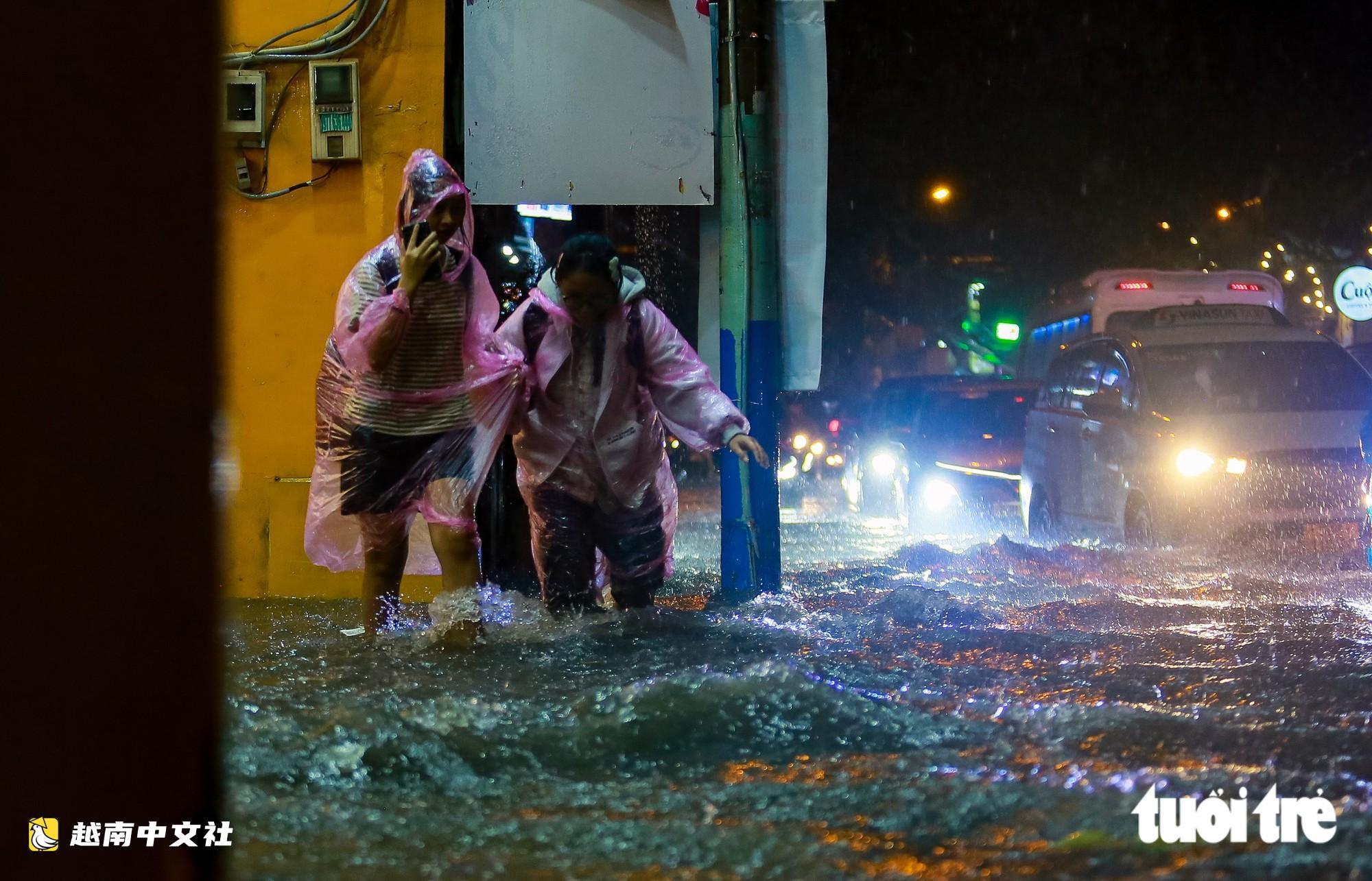 越南胡志明市降雨：水流如瀑布般洶湧，李濟川路上行人被衝倒
