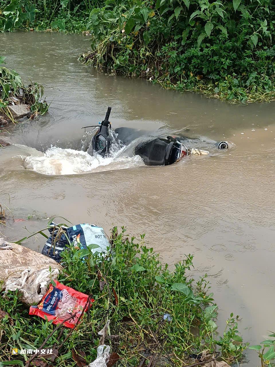 核實河內一名男學生疑似在經過積水路段時被水沖走失蹤的信息