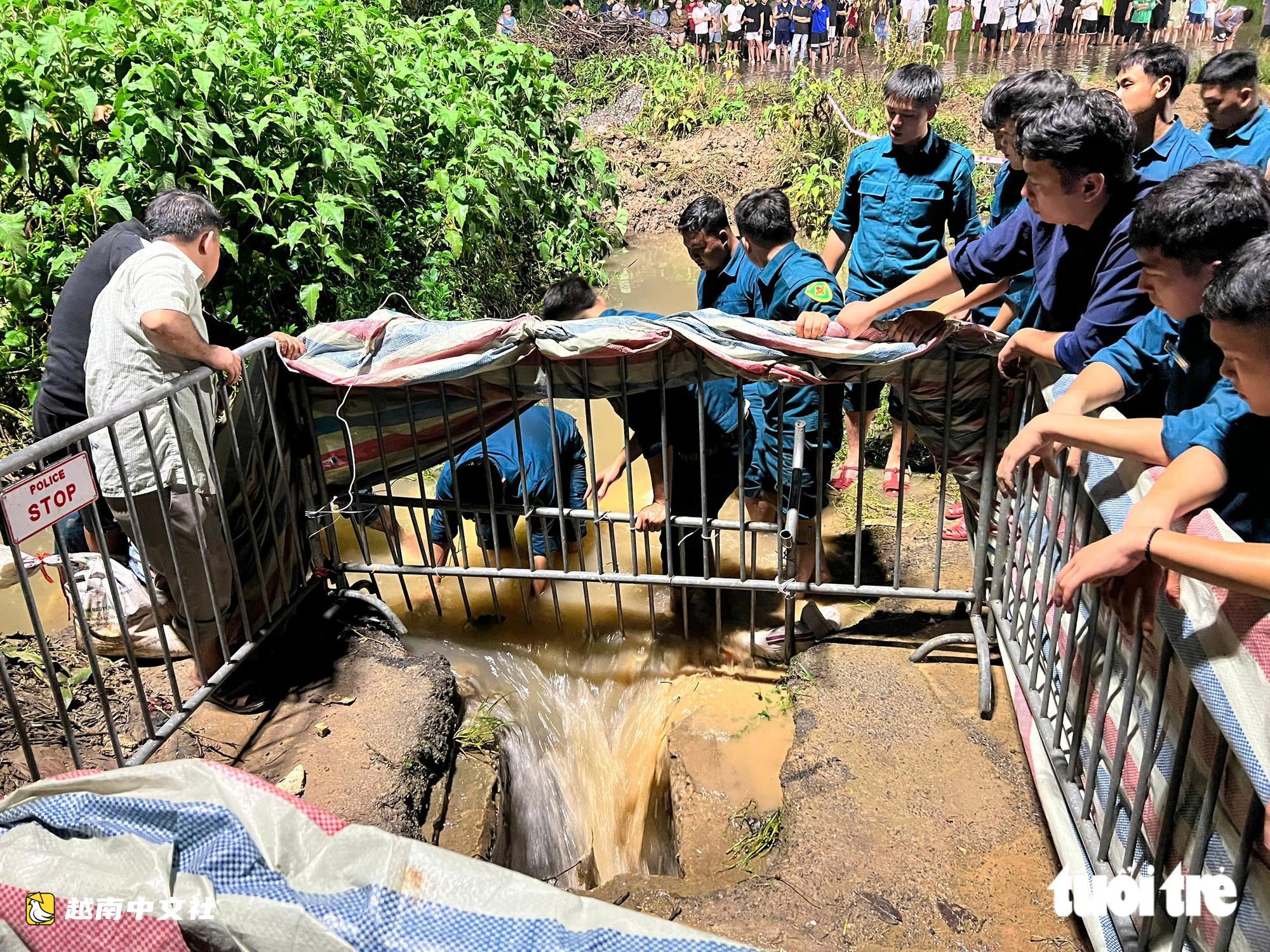 核實河內一名男學生疑似在經過積水路段時被水沖走失蹤的信息