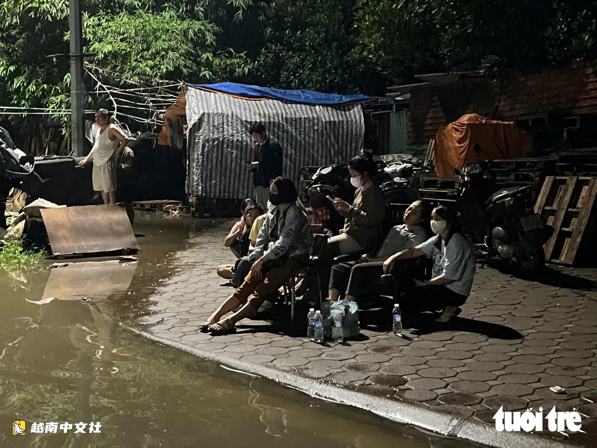 核實河內一名男學生疑似在經過積水路段時被水沖走失蹤的信息