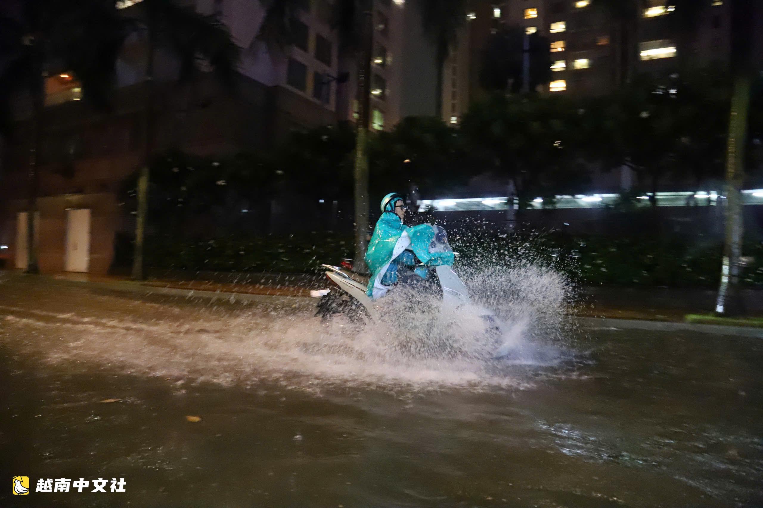 胡志明市多條道路暴雨後積水,安富立交地下通道未積水