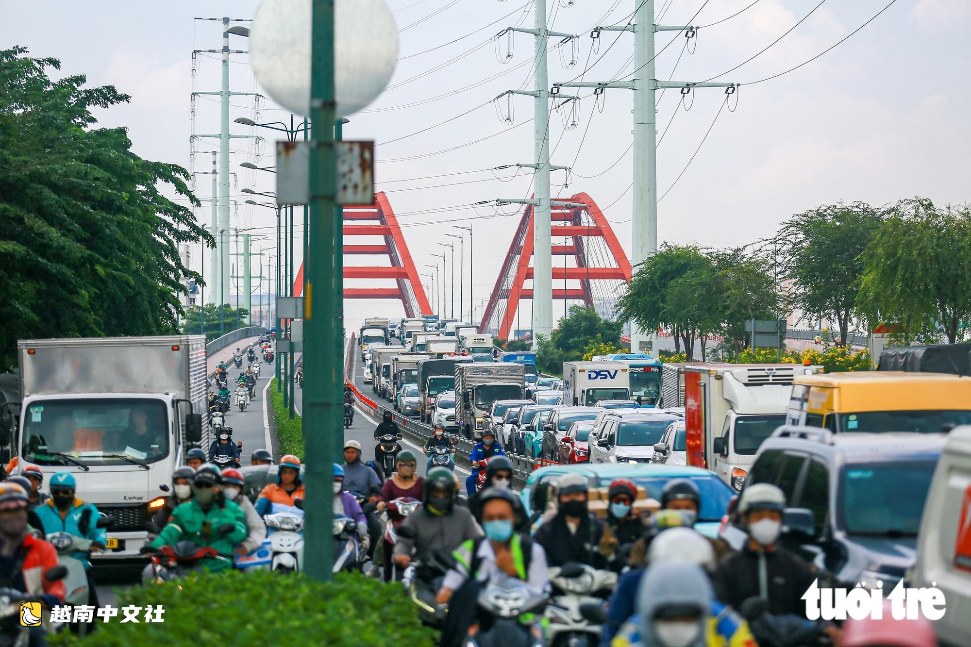 越南平利2橋尚未到高峰時段已擁堵,汽車排長隊