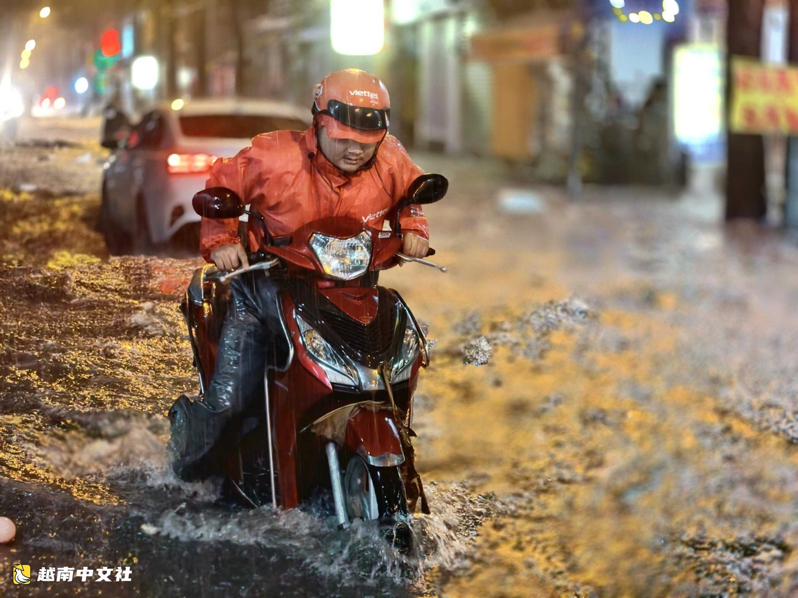 越南胡志明市降雨：水流如瀑布般洶湧，李濟川路上行人被衝倒