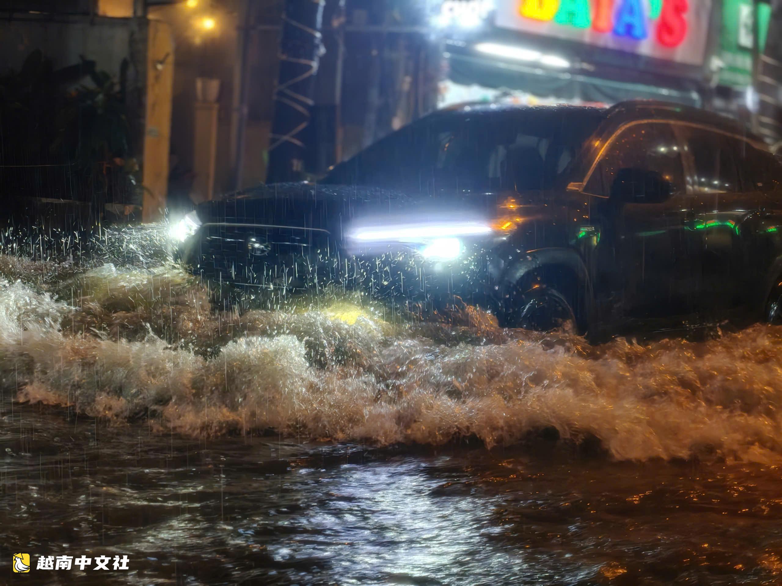 胡志明市多條道路暴雨後積水,安富立交地下通道未積水