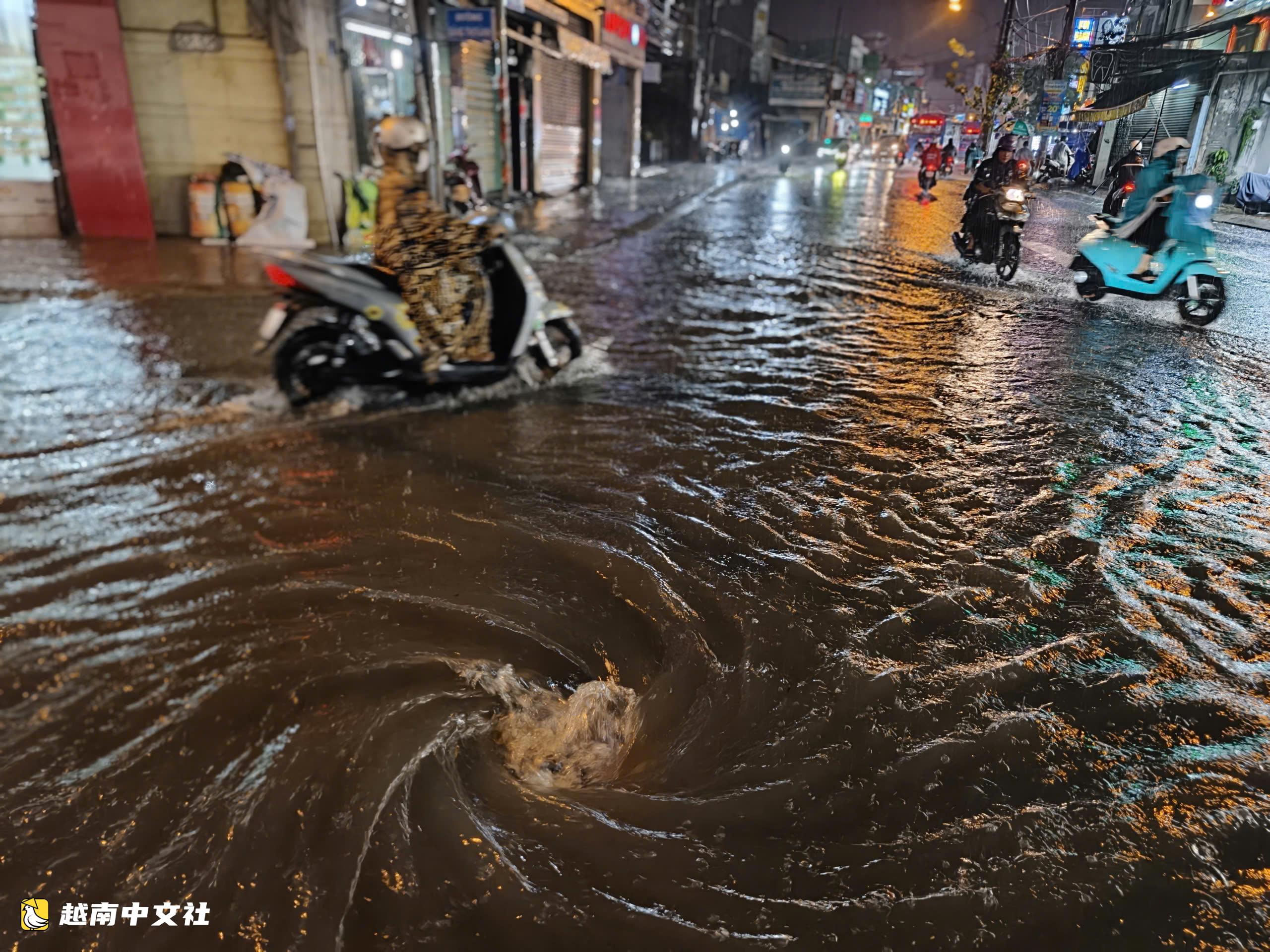 胡志明市多條道路暴雨後積水,安富立交地下通道未積水