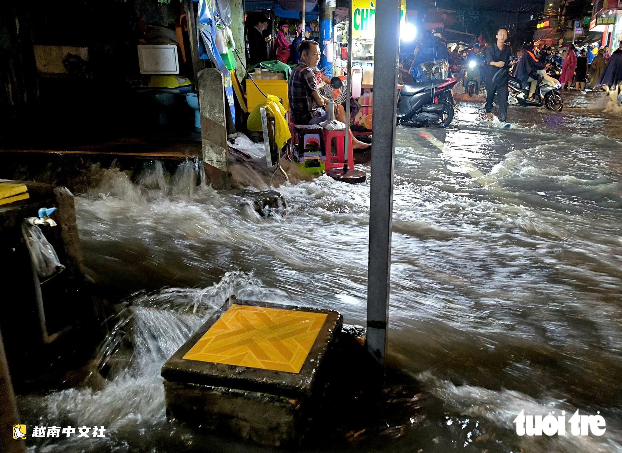 越南胡志明市降雨：水流如瀑布般洶湧，李濟川路上行人被衝倒