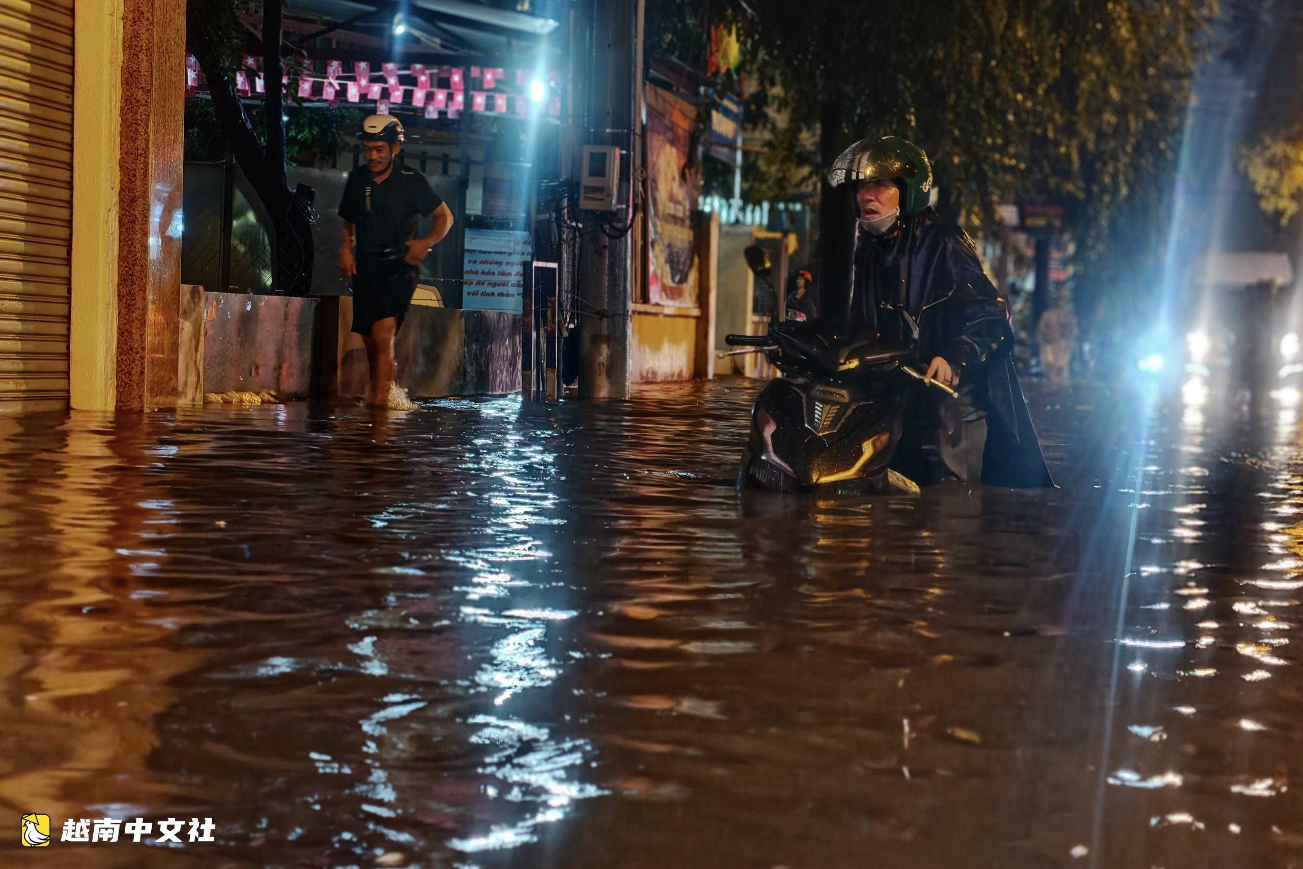 越南胡志明市降雨：水流如瀑布般洶湧，李濟川路上行人被衝倒