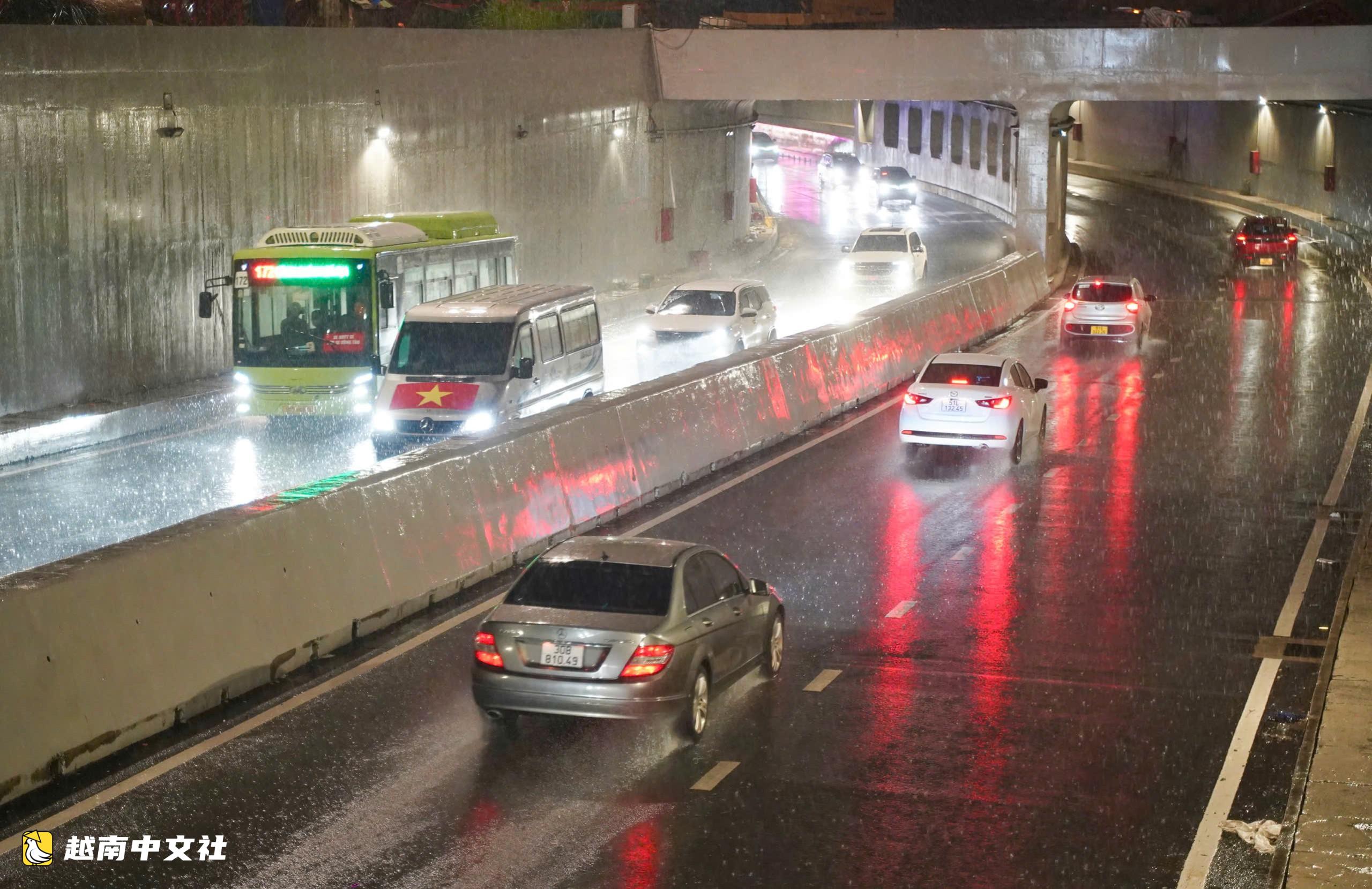 胡志明市多條道路暴雨後積水,安富立交地下通道未積水