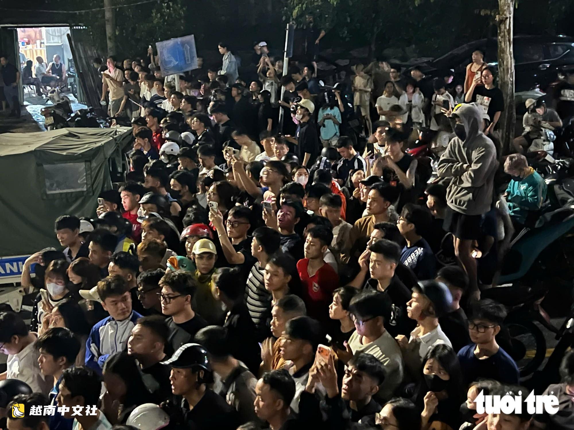 核實河內一名男學生疑似在經過積水路段時被水沖走失蹤的信息