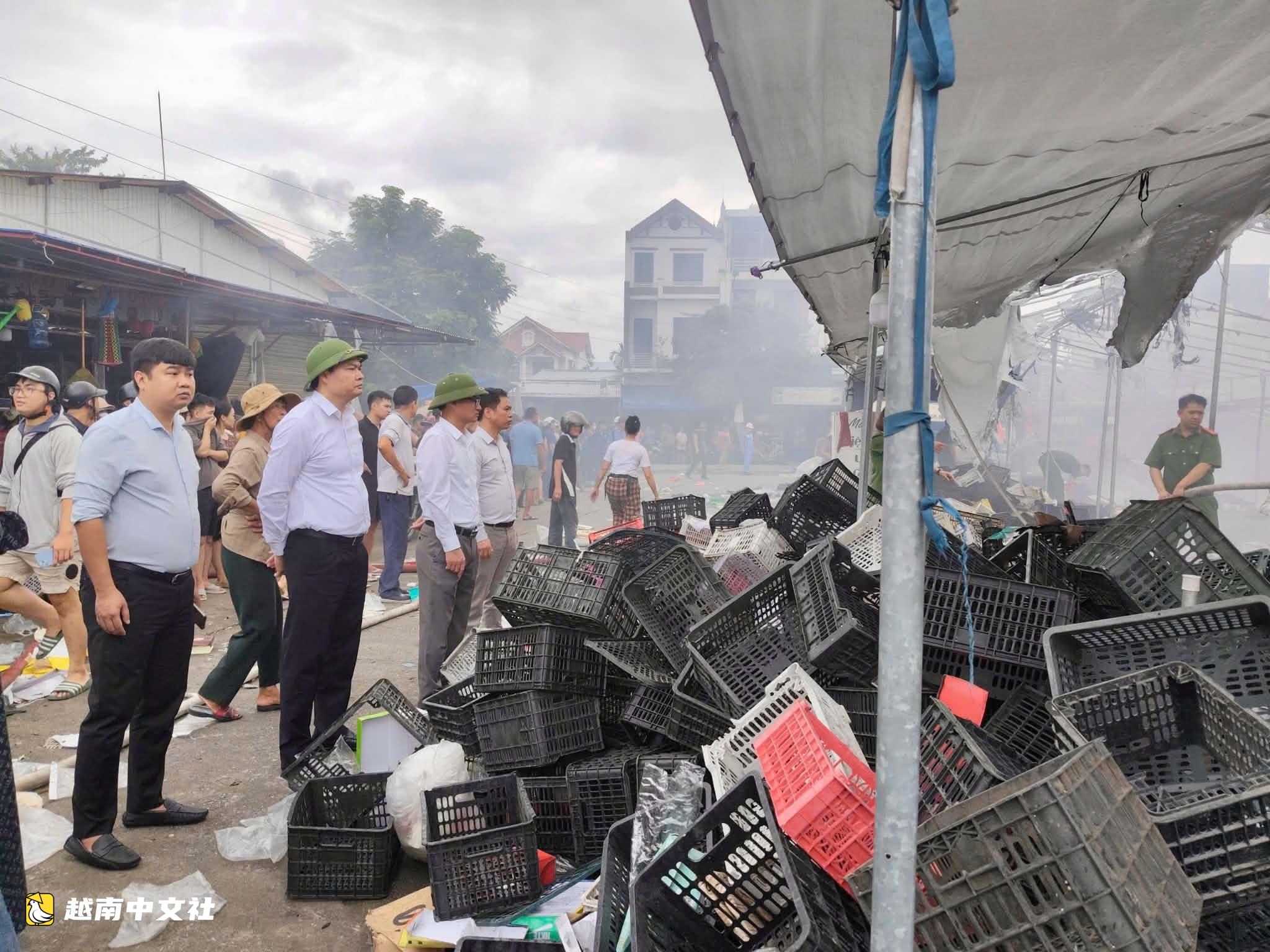 越南廣寧省金山市場發生大火,100餘人參與撲救