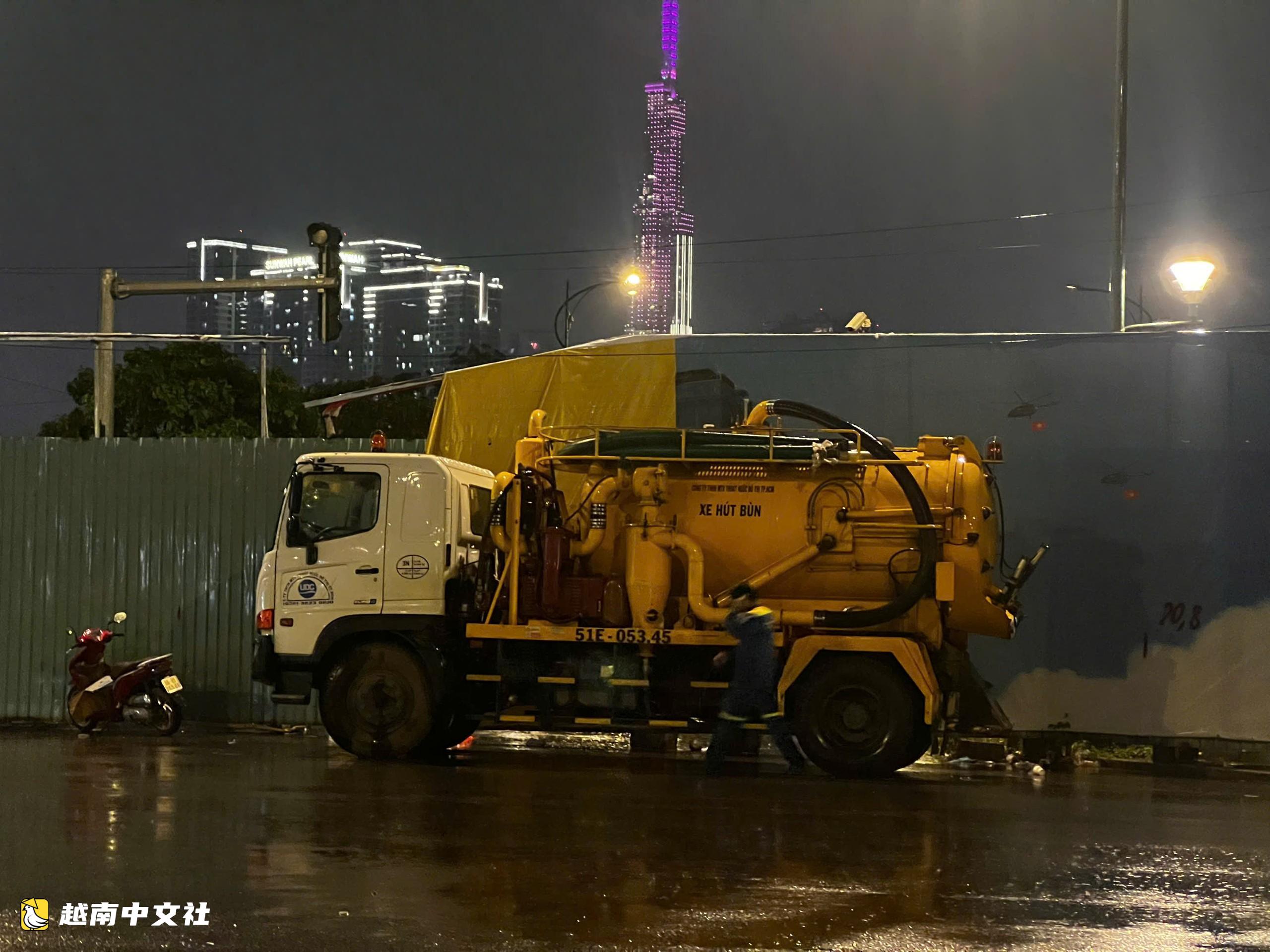 胡志明市多條道路暴雨後積水,安富立交地下通道未積水