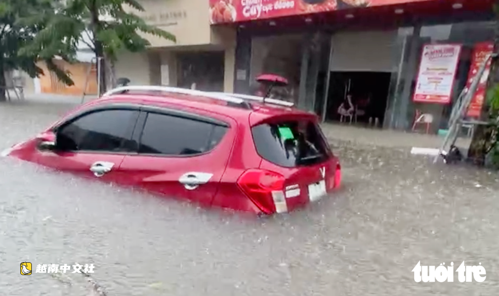 越南榮市大雨過後,救援隊忙得滿頭大汗
