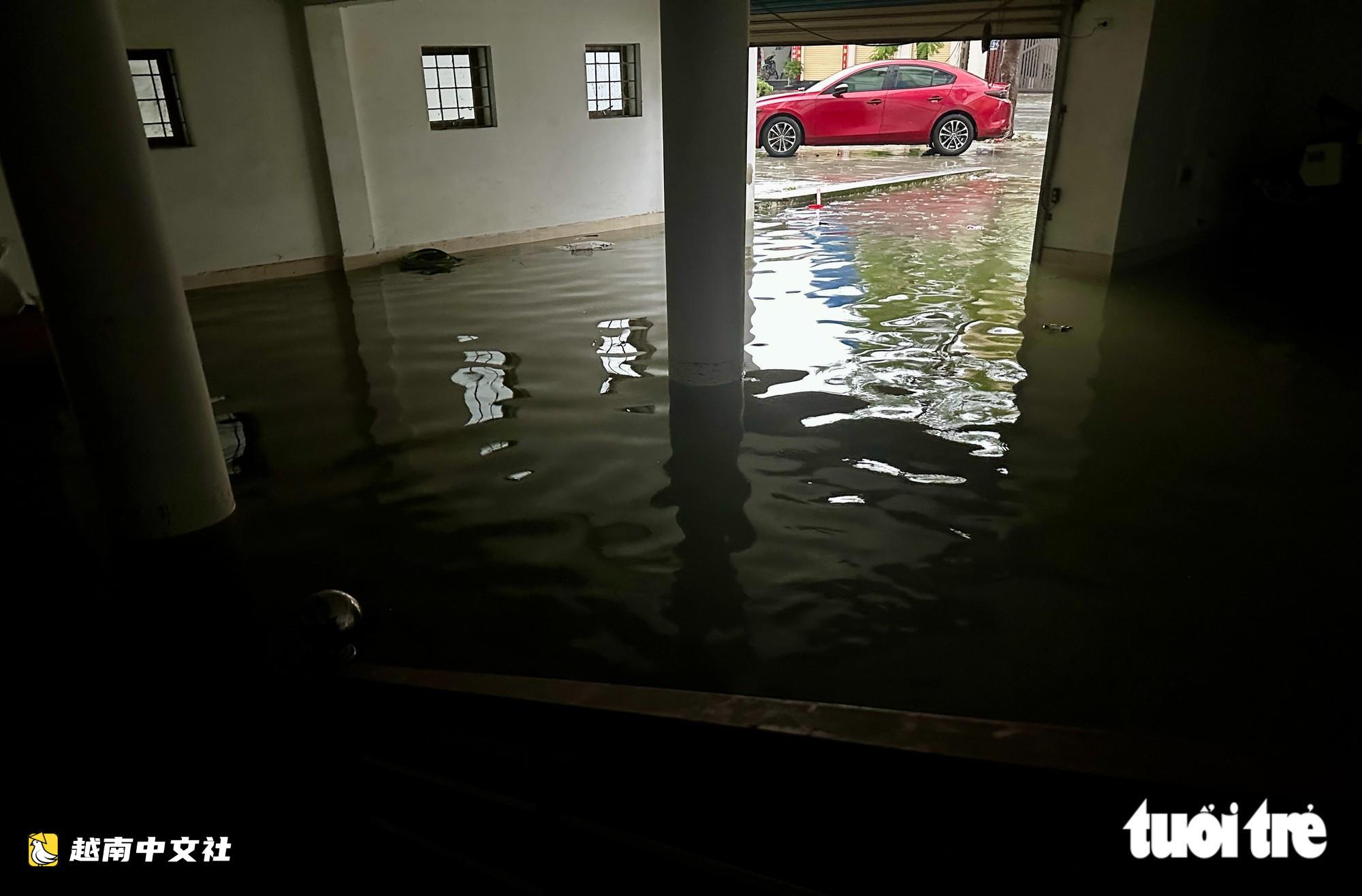 越南榮市大雨過後,救援隊忙得滿頭大汗