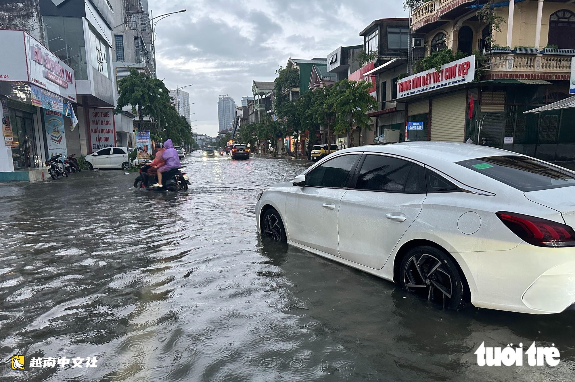 越南榮市大雨過後,救援隊忙得滿頭大汗