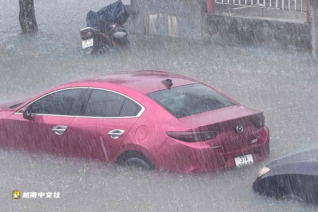 越南榮市遭遇超300毫米暴雨,嚴重內澇