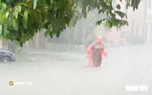 越南暴雨致榮市市中心積水超半米,多輛汽車熄火被迫呼叫救援