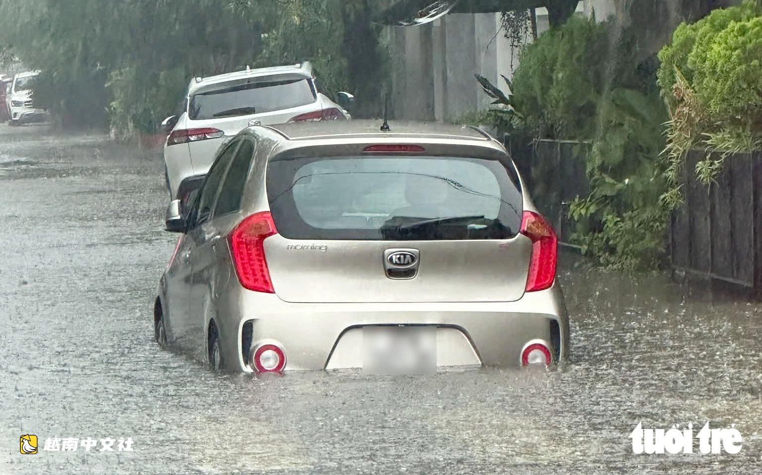 越南暴雨致榮市市中心積水超半米,多輛汽車熄火被迫呼叫救援