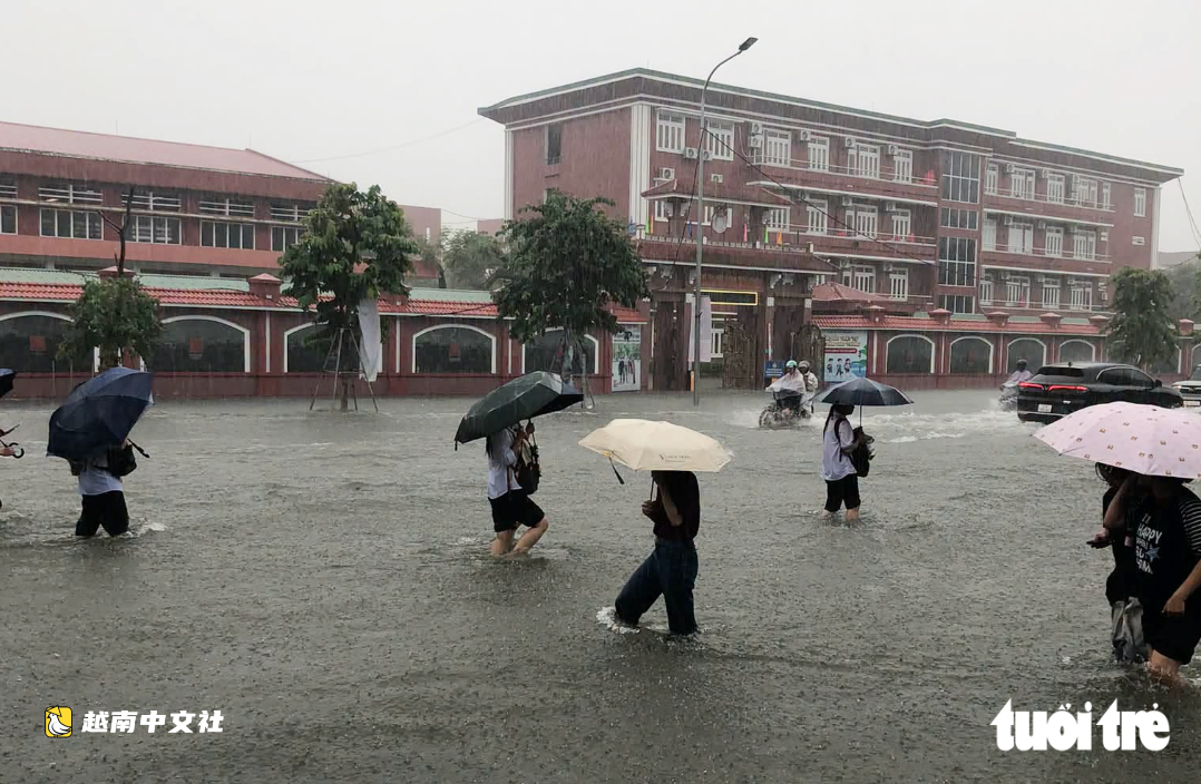 越南榮市大雨過後,救援隊忙得滿頭大汗