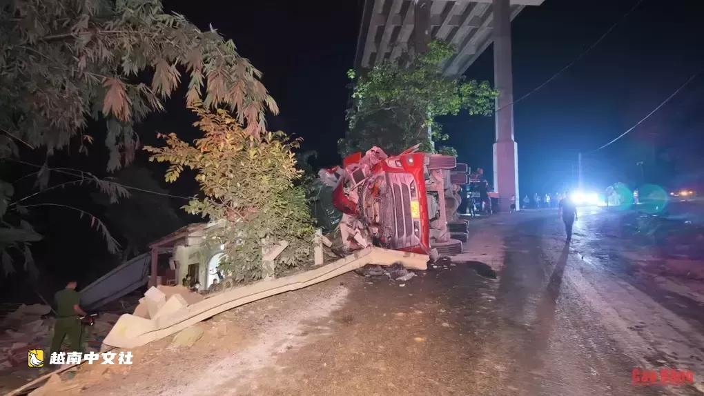 越南牽引車側翻壓中民宅,三人死亡