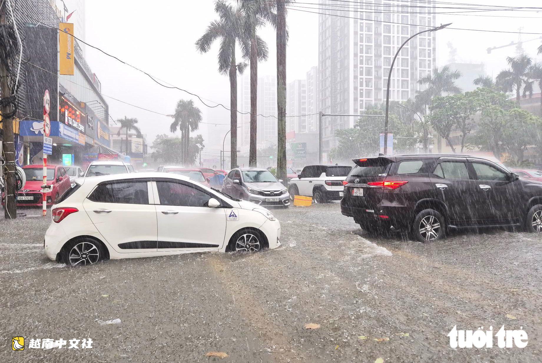 越南暴雨致榮市市中心積水超半米,多輛汽車熄火被迫呼叫救援