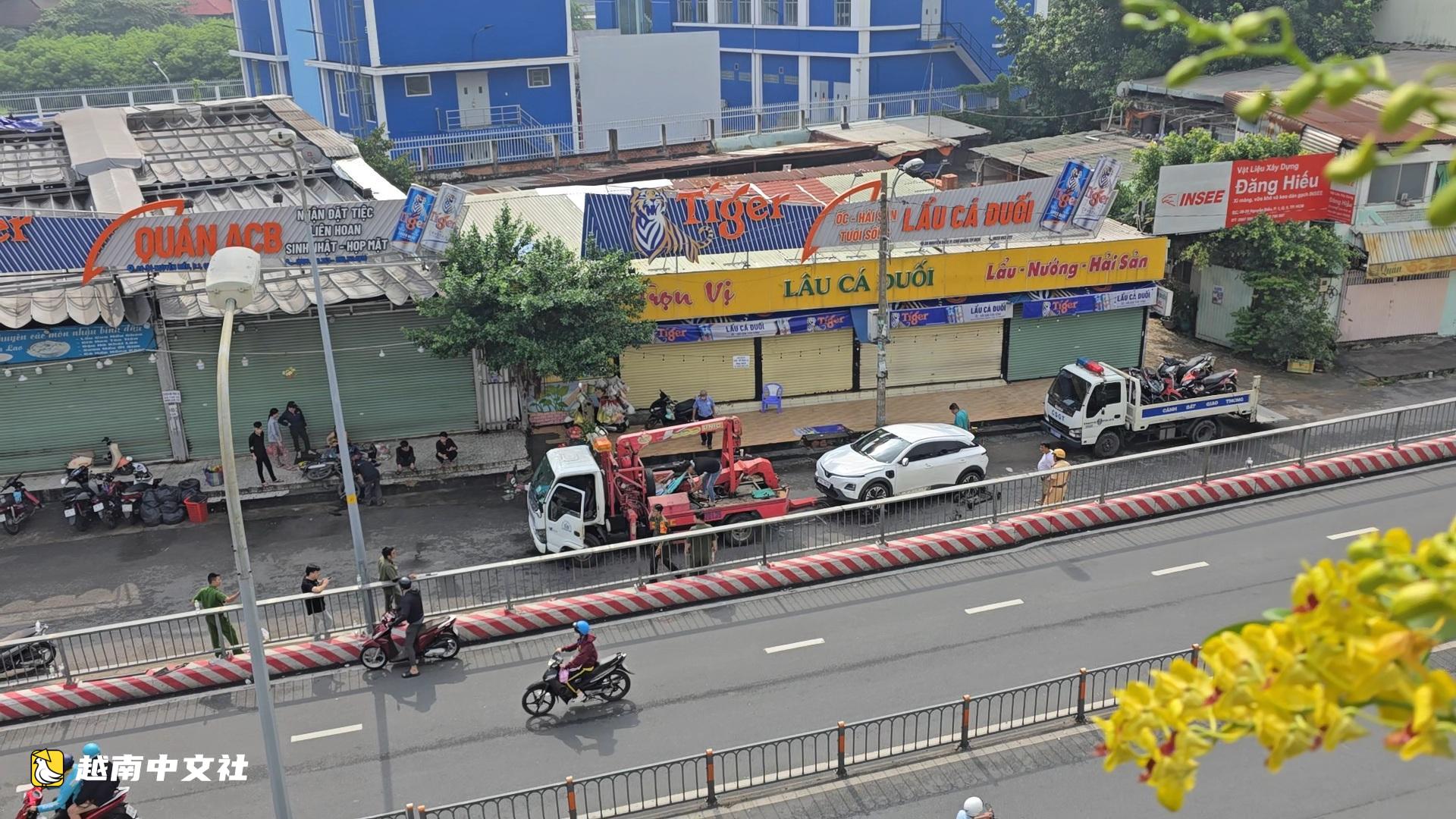 越南年輕男子在堤岸坊酒館前駕車連撞多輛摩托車