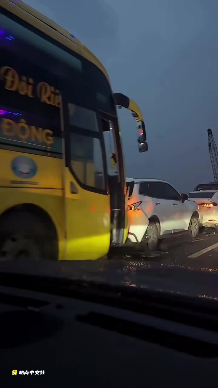越南胡志明市-中良高速公路發生5車連環相撞