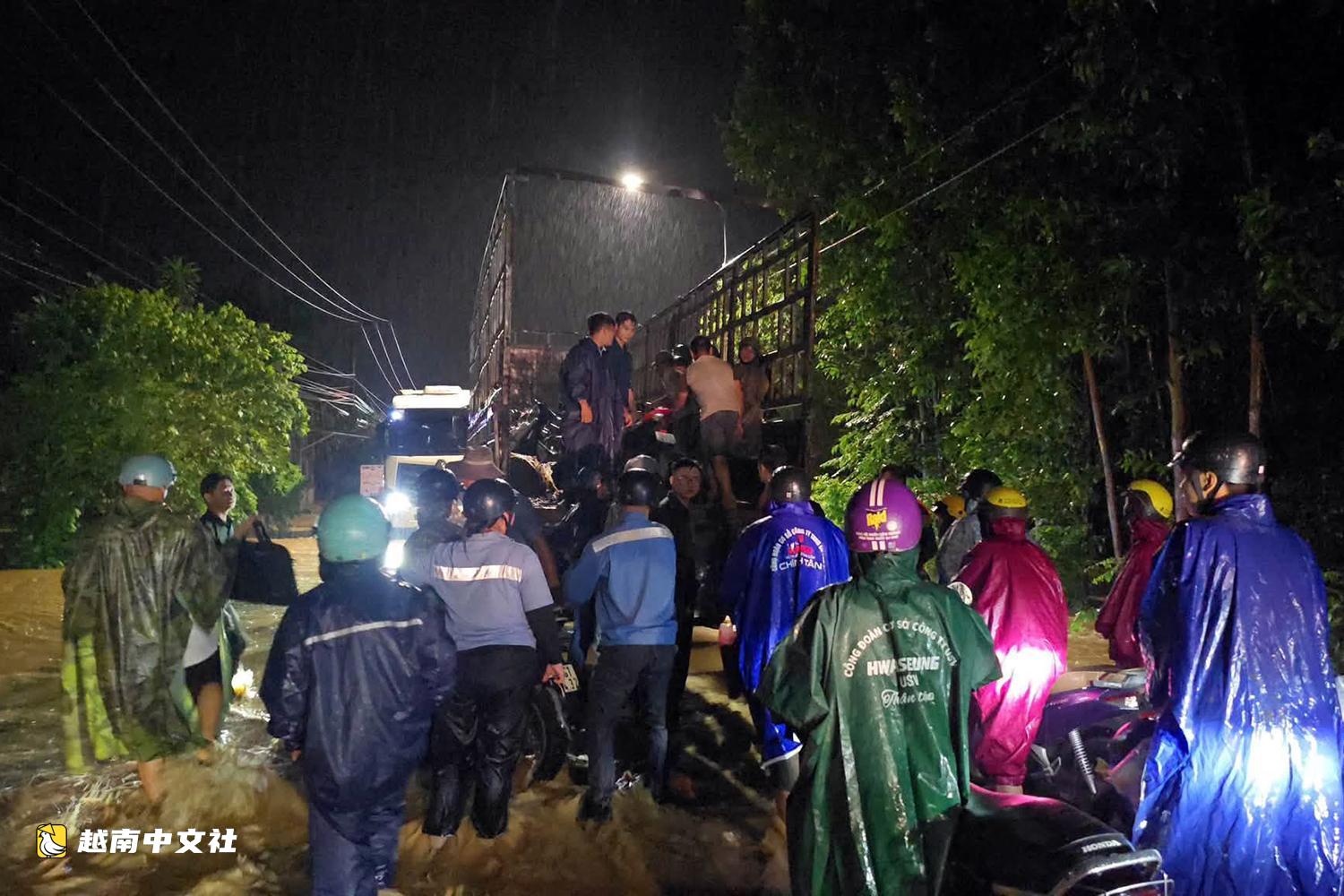 越南同奈省暴雨,新豐隧道及多條道路被淹