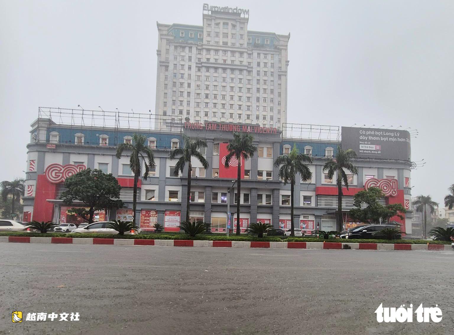 越南暴雨致榮市市中心積水超半米,多輛汽車熄火被迫呼叫救援