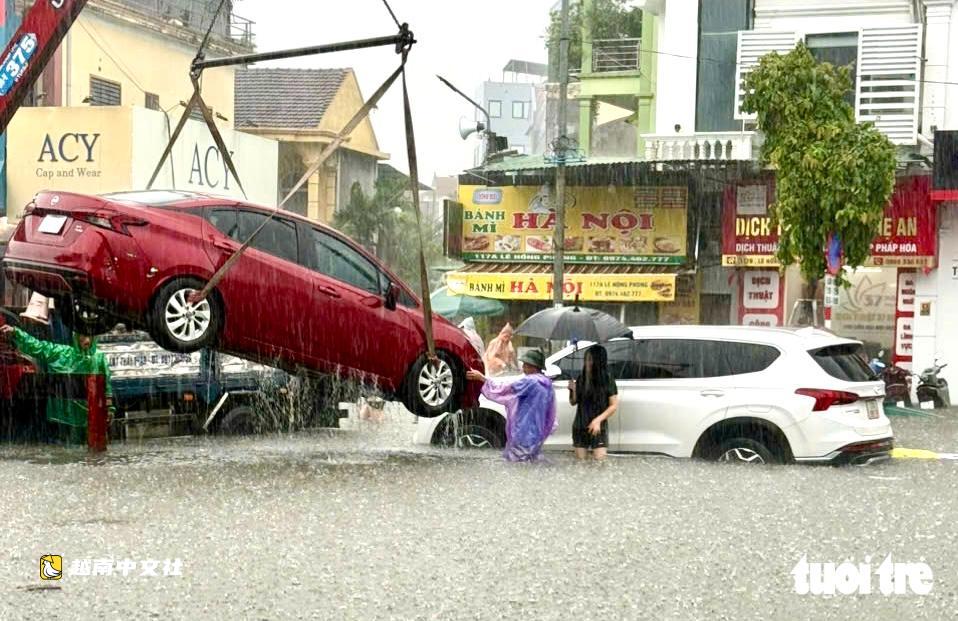 越南榮市大雨過後,救援隊忙得滿頭大汗