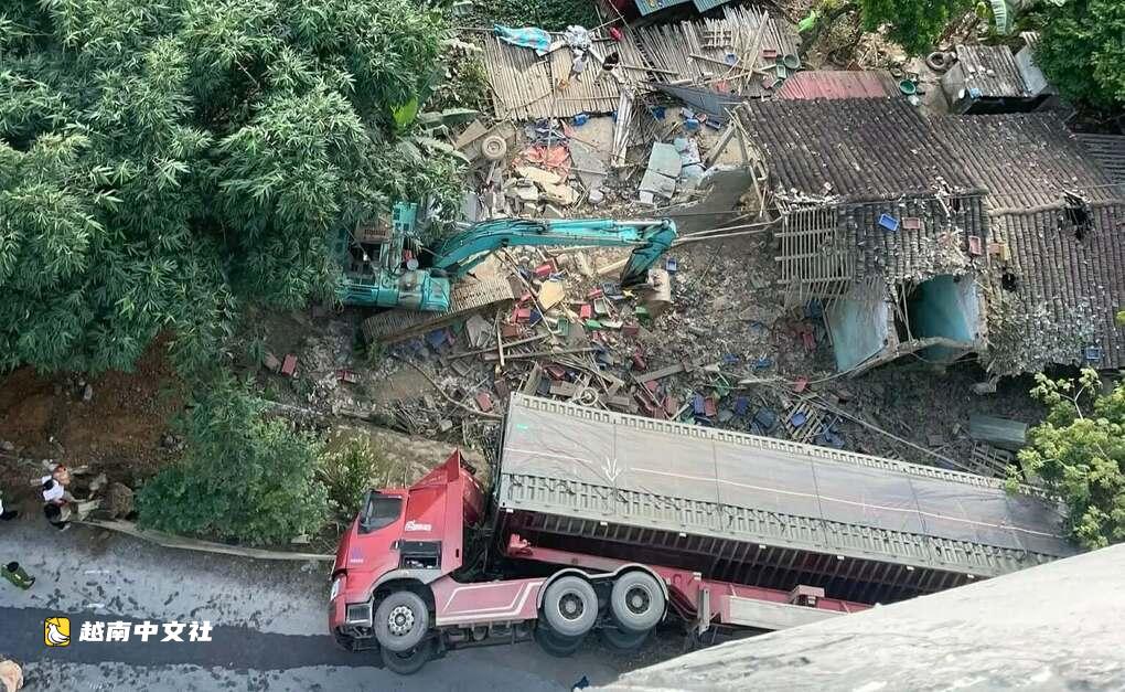 越南牽引車側翻壓中民宅,三人死亡