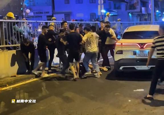 越南年輕男子在堤岸坊酒館前駕車連撞多輛摩托車