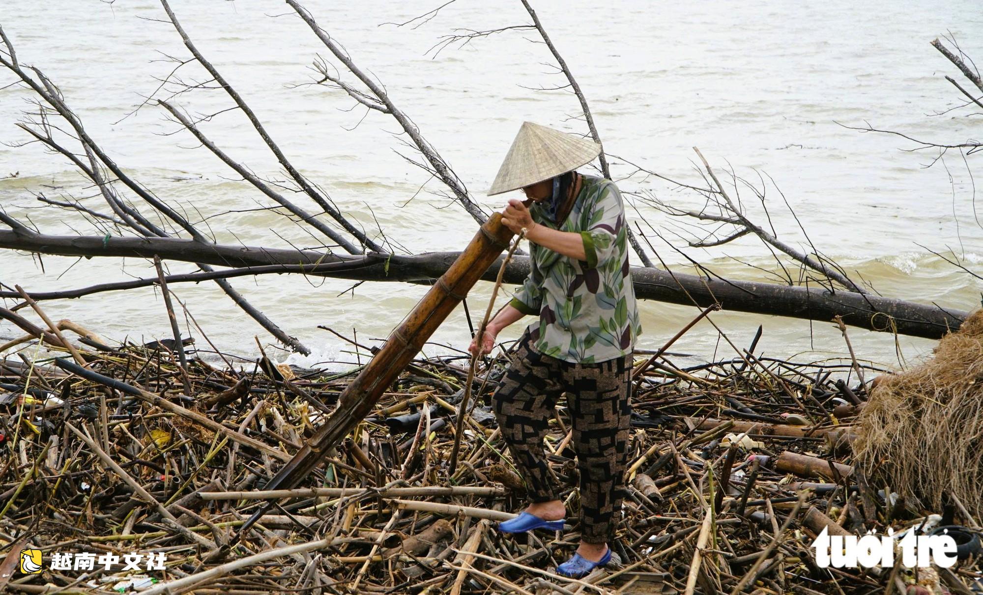 越南岑山海灘逾5公里被木柴和垃圾覆蓋