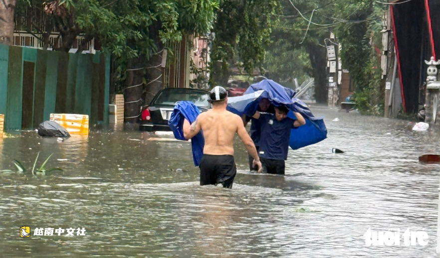 越南暴雨致榮市市中心積水超半米,多輛汽車熄火被迫呼叫救援