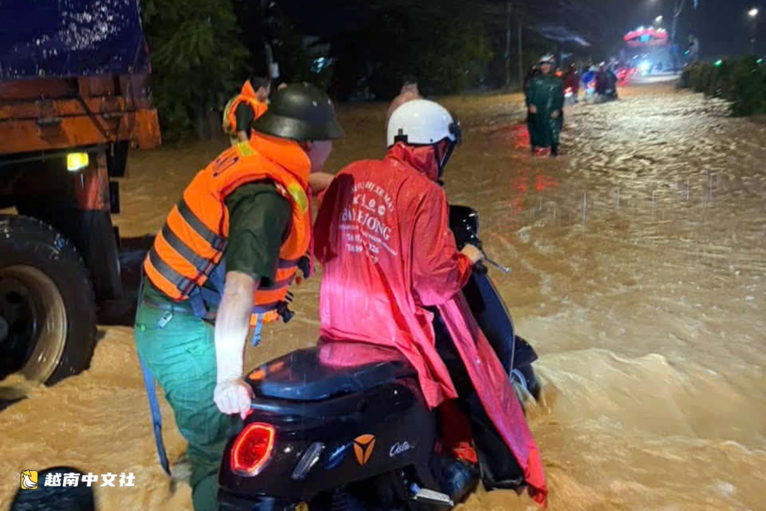 越南同奈省暴雨,新豐隧道及多條道路被淹