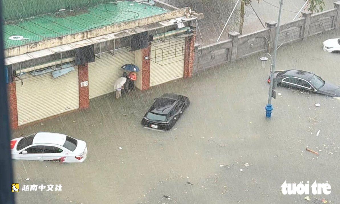 越南榮市積水期間兩人將垃圾推到街上