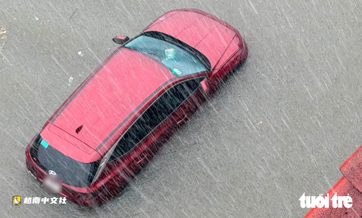 越南榮市大雨過後,救援隊忙得滿頭大汗