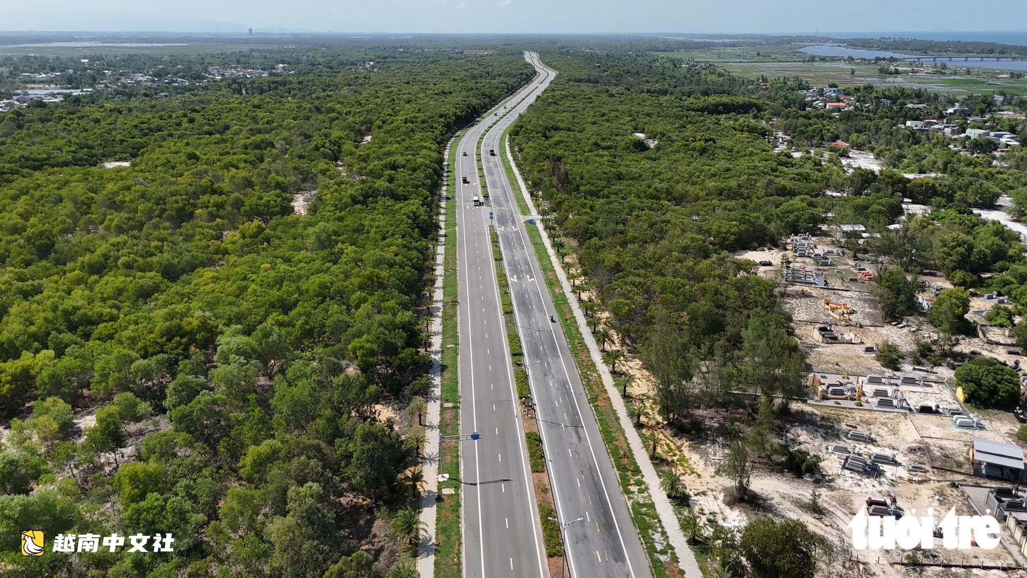 越南連接峴港—茱萊兩座機場的千億級沿海公路面貌