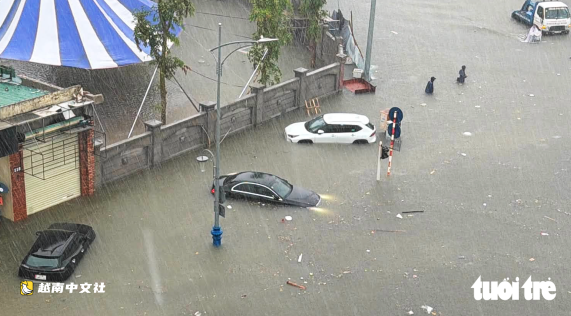 越南榮市大雨過後,救援隊忙得滿頭大汗